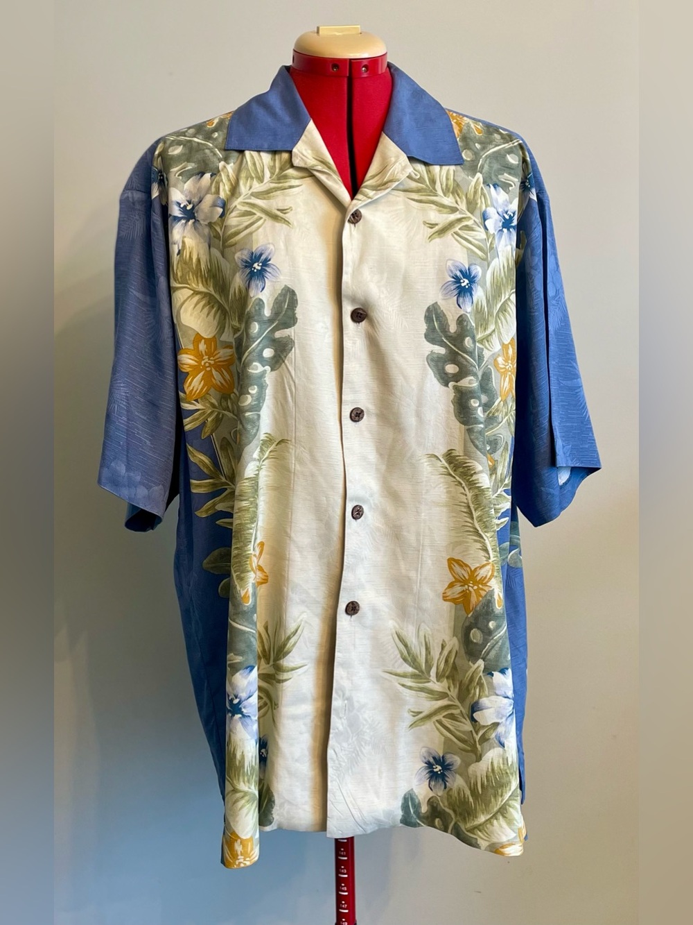 Tommy Bahama - All silk button up shirt Size Medium